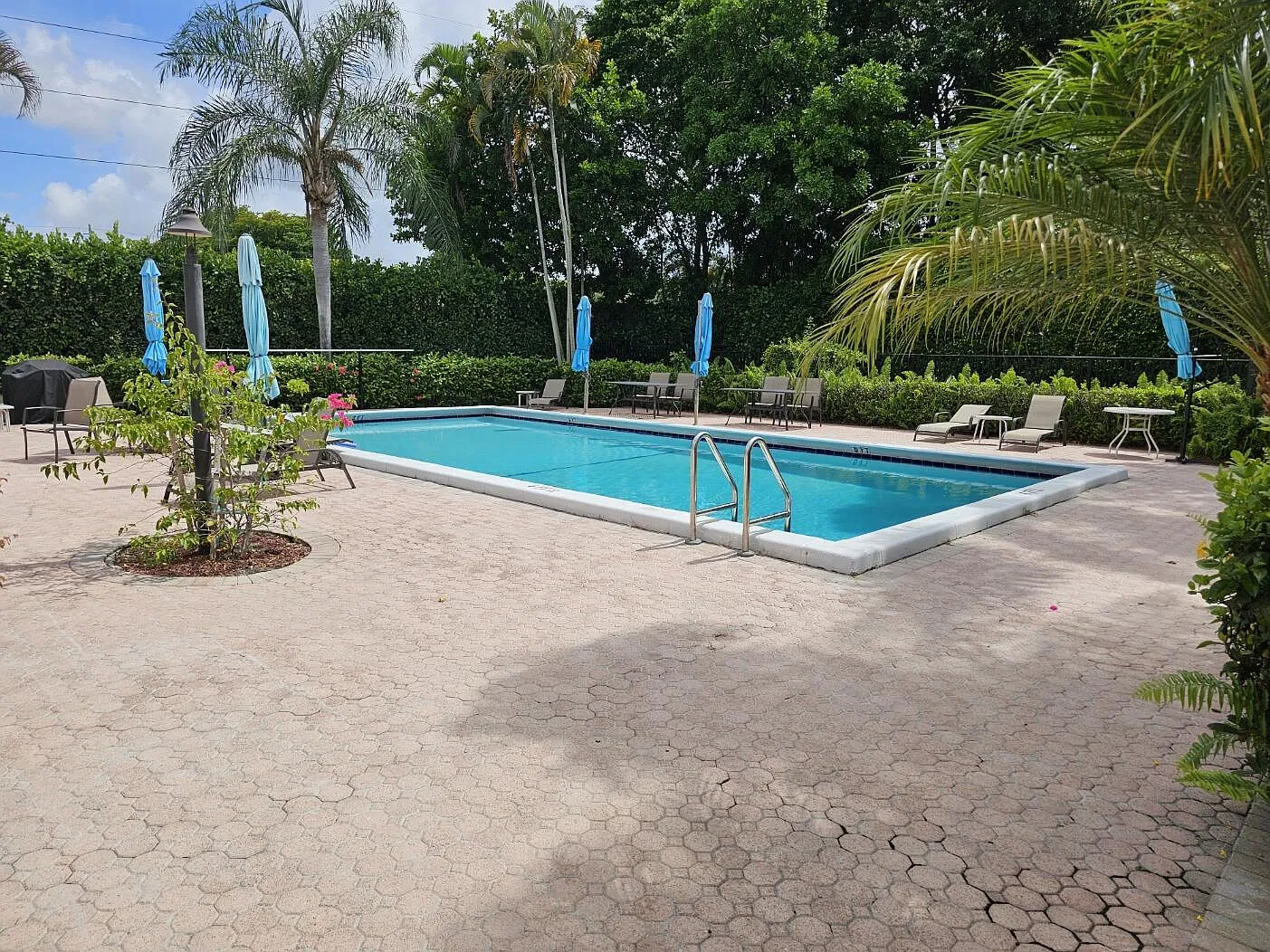 3 bed, 2.0 bath, 1720 sqft, $2,400 — Photo 2