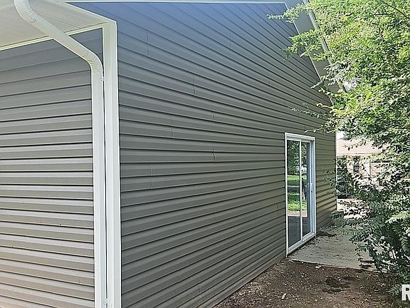 4th image of 1459 E Grand Ave