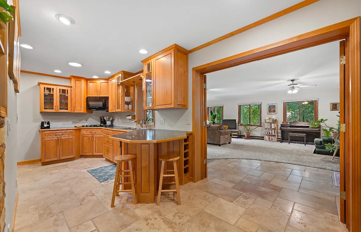 4 bed, 2240 sqft, $3,600 — Photo 2