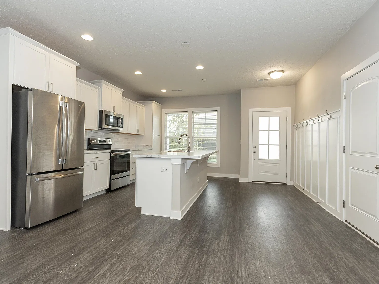 3 bed, 2.0 bath, 1416 sqft, $2,000 — Photo 3