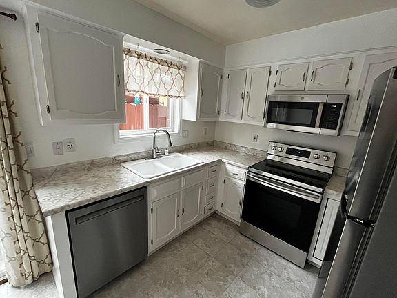 Kitchen
Dishwasher, Disposal, Microwave, Range and Fridge