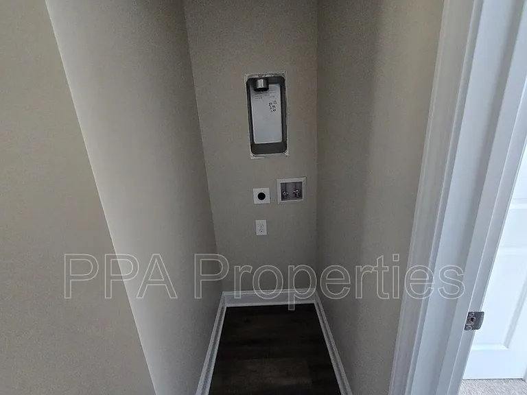 402 Giles St — Photo 11