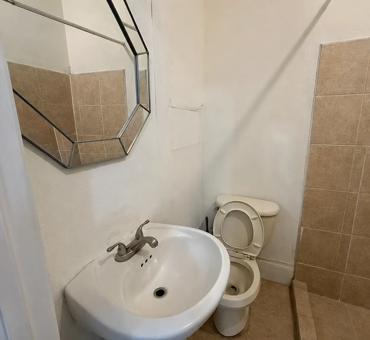 6 bed, 2500 sqft, $2,500 — Photo 3