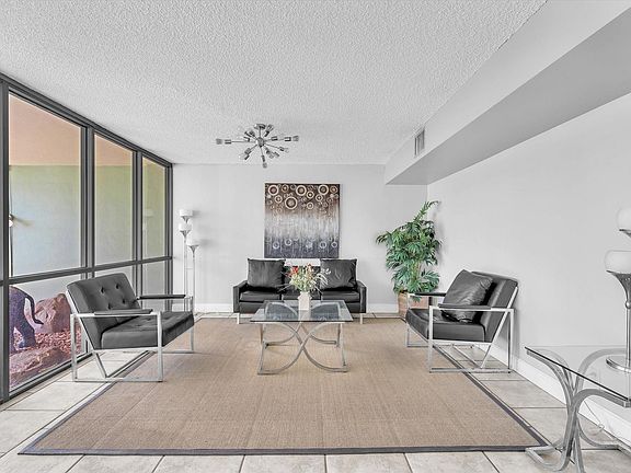 2nd image of 2761 Taft Street #311