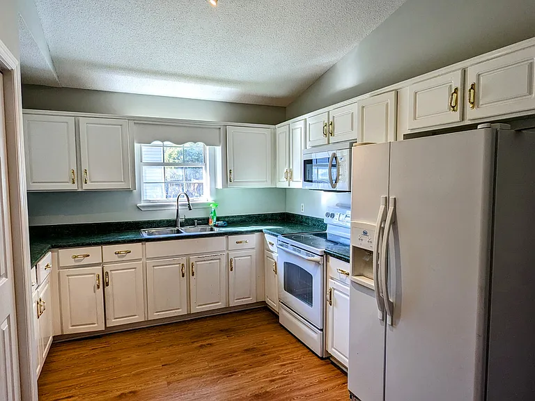 215 Gordon St — Photo 3