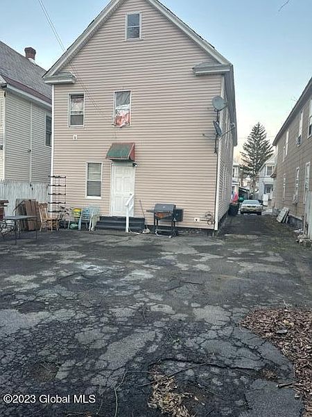 4th image of 1090 Willett Street