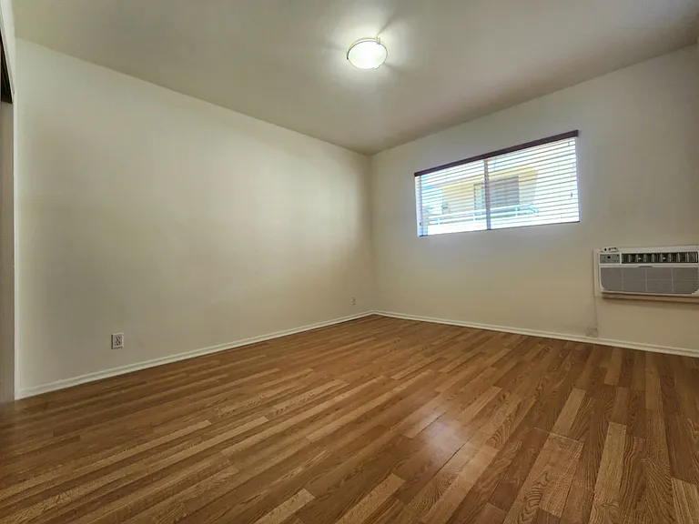 1850 Greenfield Ave #8 — Photo 18