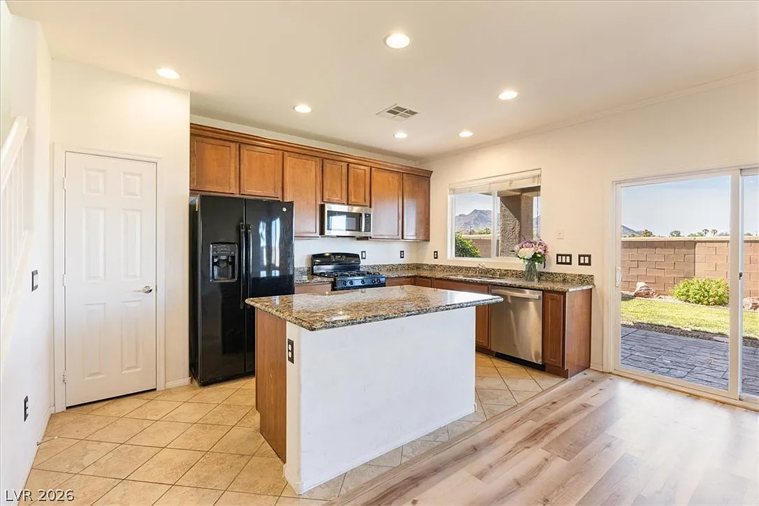4 bed, 3.0 bath, 2215 sqft, $3,200 — Photo 4