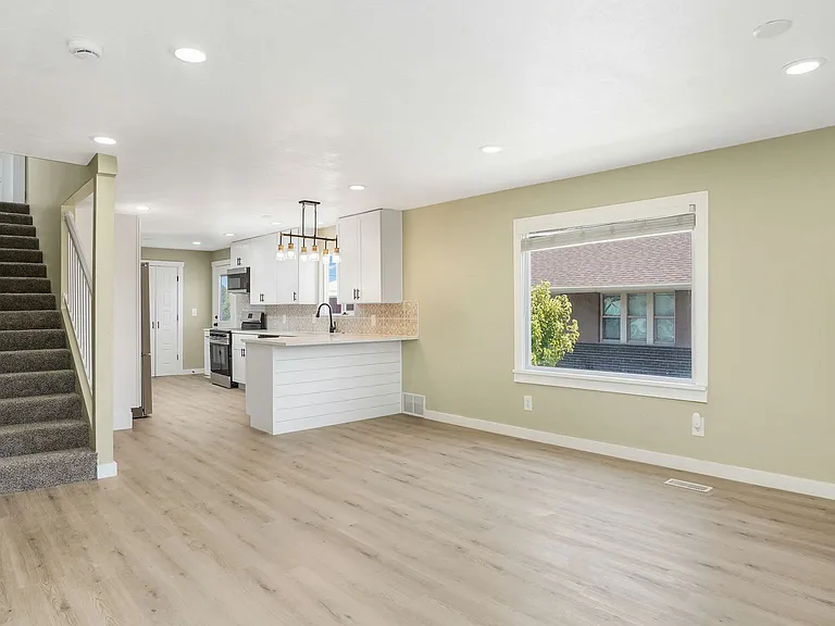 259 E Main St — Photo 5