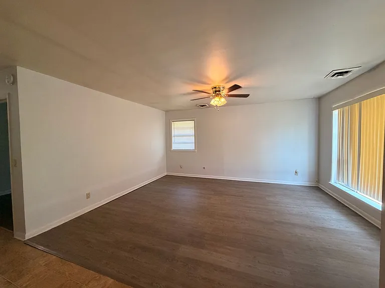 1310 Bradley Ln — Photo 2