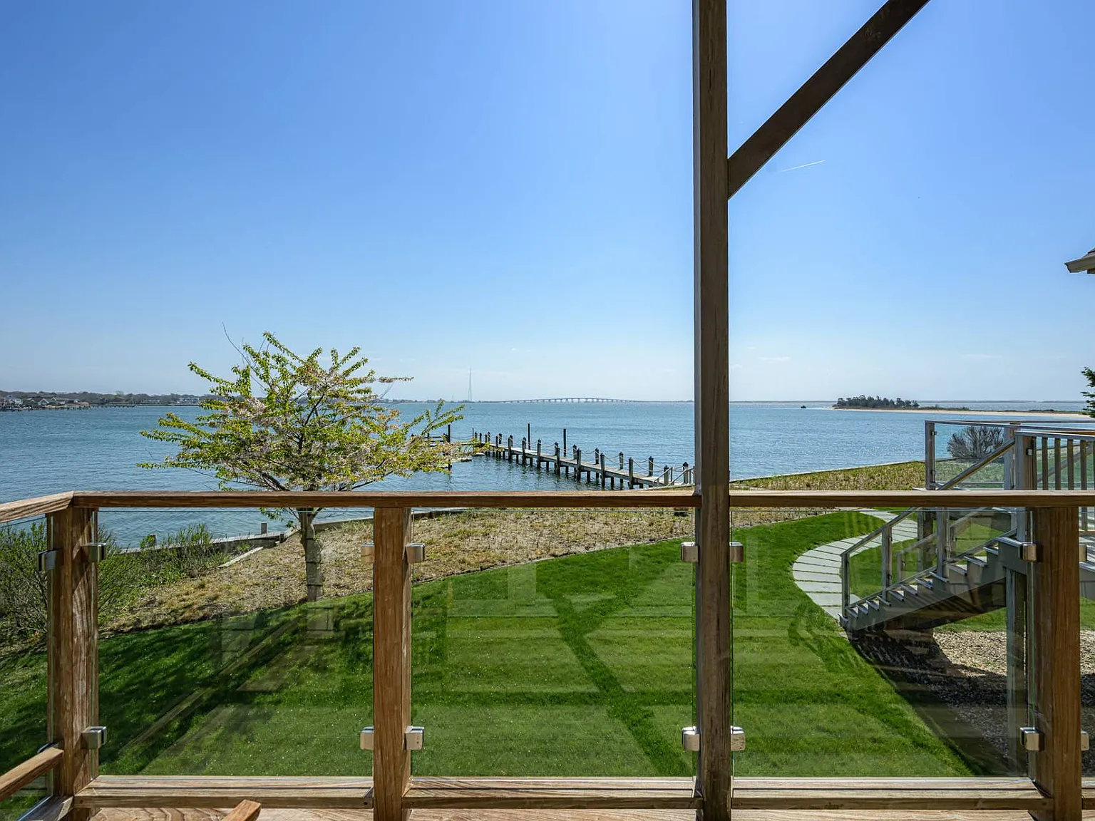 Summer Waterfront Oasis — Photo 2