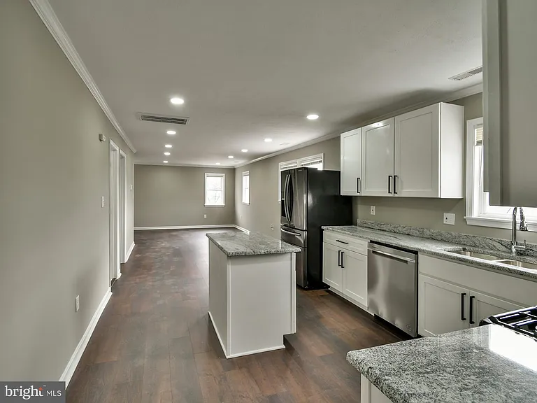10 Bayou Ave #TOP FLOOR — Photo 4