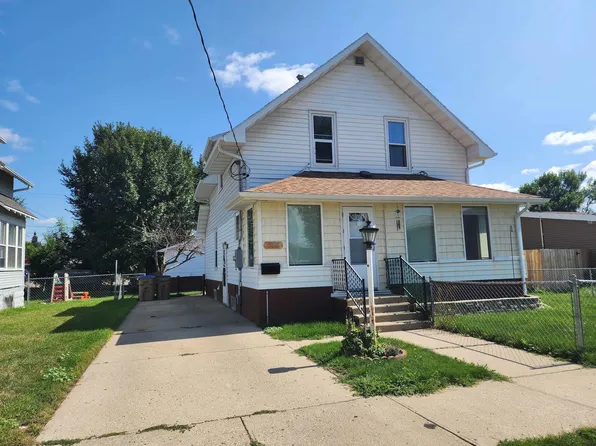 718 3rd St NW, Minot, ND 58703
