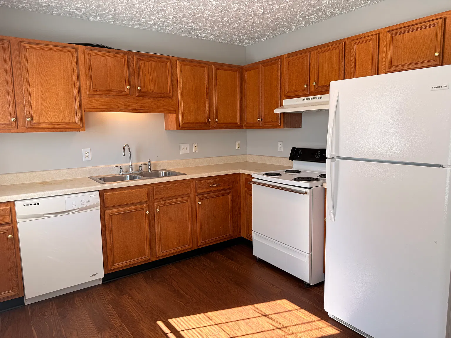 2 bed, 952 sqft, $1,200 — Photo 2