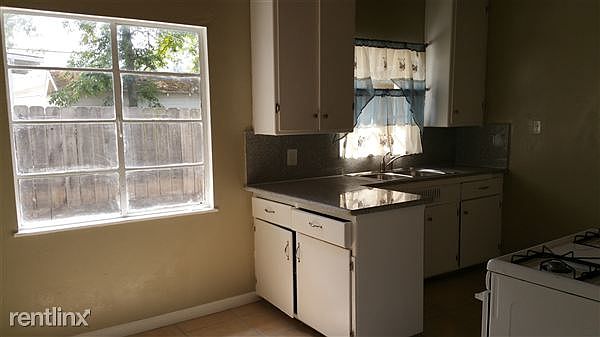 2nd image of 1112 W Oak St