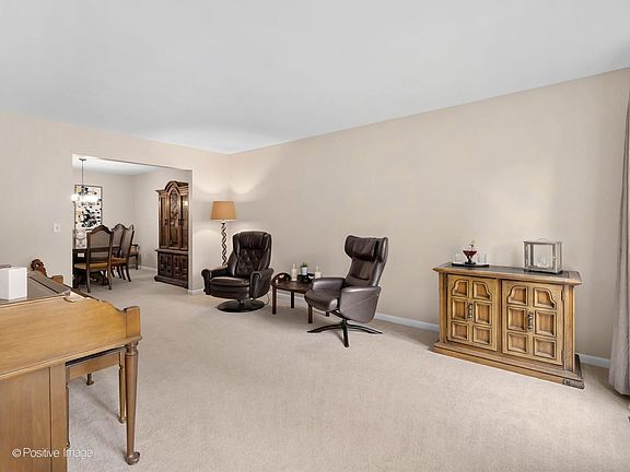 5th image of 405 Blackhawk Dr