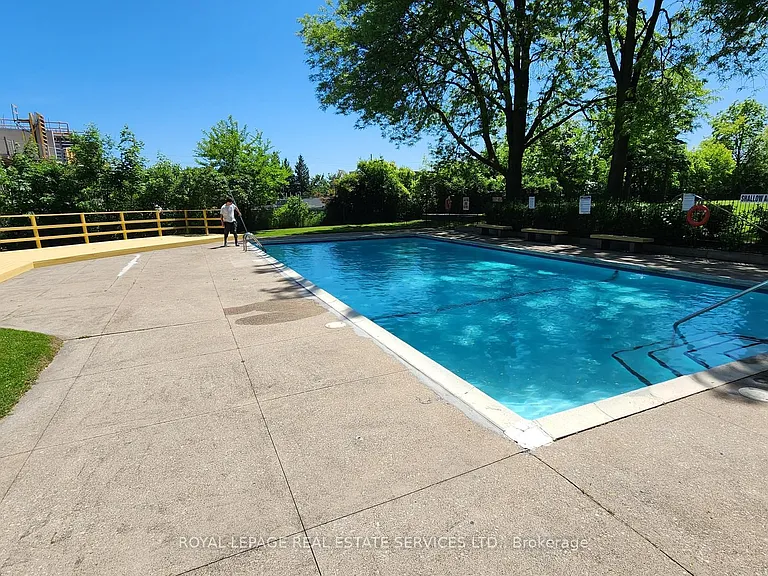 165 La Rose Ave #301 — Photo 23