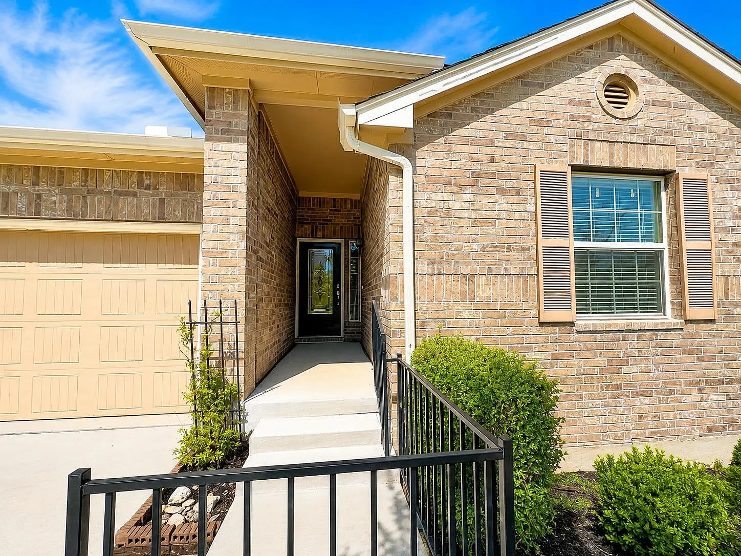 3 bed, 2.0 bath, 2044 sqft, $3,150 — Photo 2
