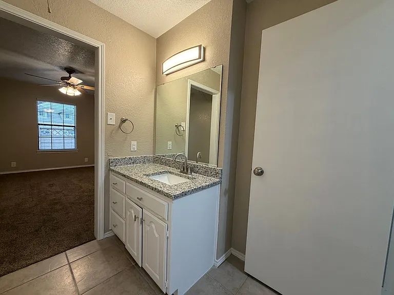 206 S Nolan River Rd #12 — Photo 10