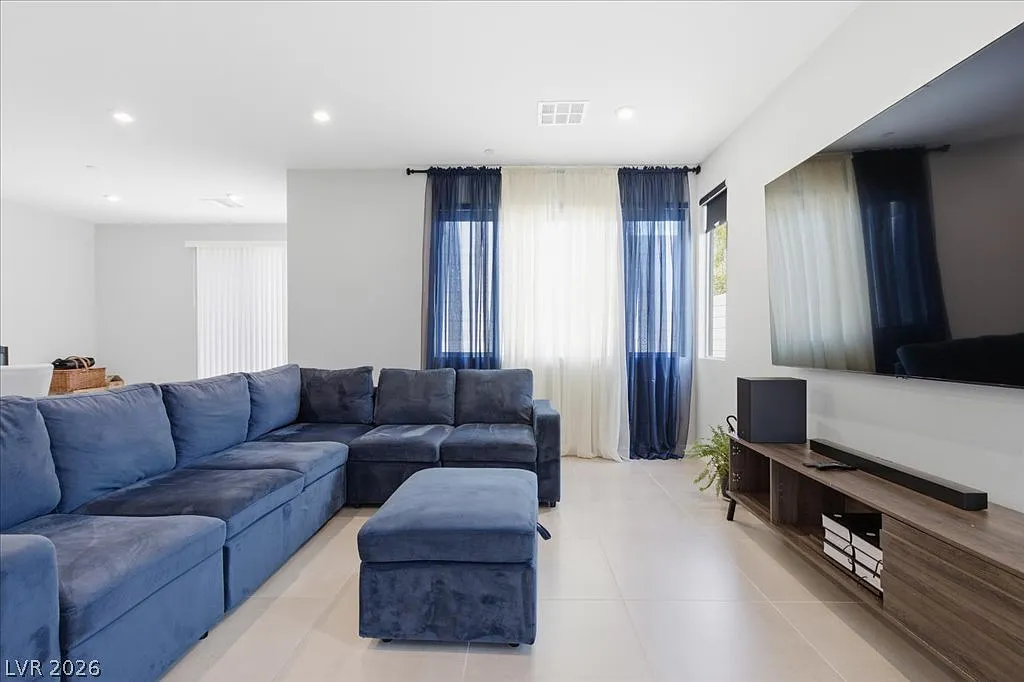3 bed, 2.5 bath, 1677 sqft, $3,000 — Photo 3