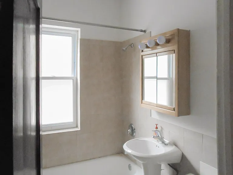 5208-14 N. Damen / 2000-10 W. Foster — Photo 12