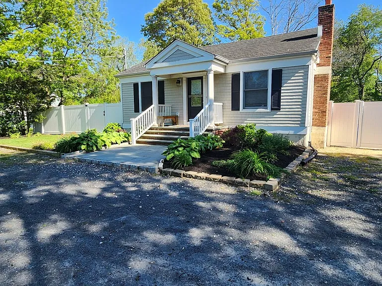 1524 Express Dr S — Photo 1