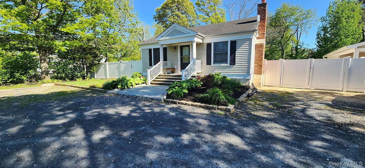 Building Photo - 1524 Express Dr S #1