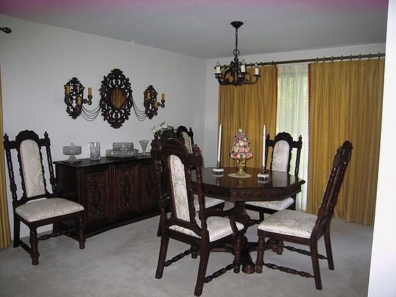 Formal Dining with Sliders to Patio - View of LI
        S