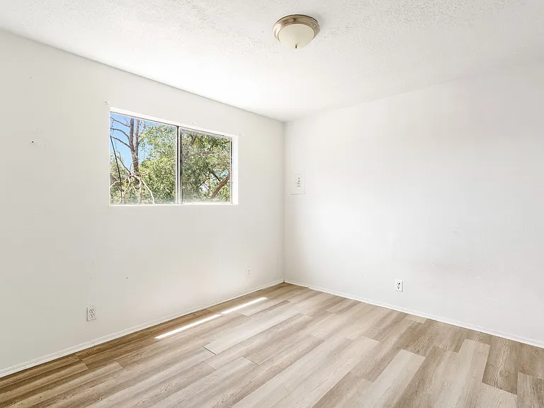 524 Vermont St NE #D — Photo 8