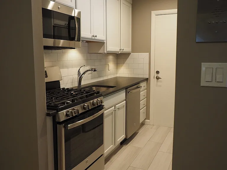 10 Longwood Dr #10 — Photo 7
