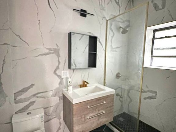 5th image of 942 51st St #1L