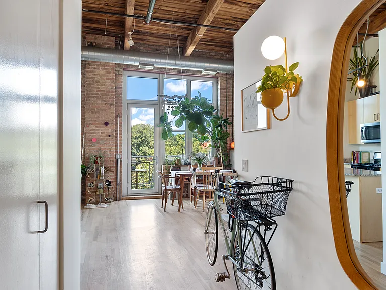 2111 W Churchill St #306 — Photo 16