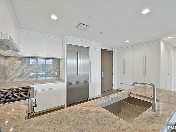 4th image of 320 Adolphus Ave Unit 806