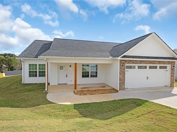 419 Lakecrest Cir SW, Calhoun, GA 30701