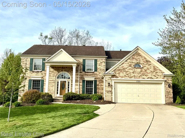 1725 Hillcrest Dr, Rochester Hills, MI 48306