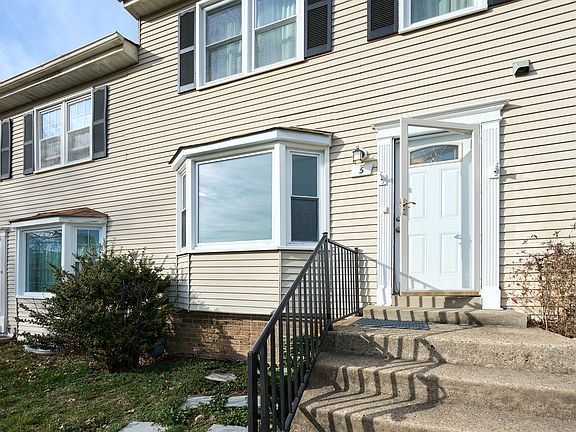 2nd image of 5 Briarstone Ln