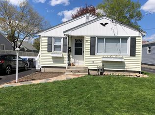 27 Minola St, Cranston, RI 02910