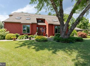 4 Swan Lake Dr, Garnet Valley, PA 19060