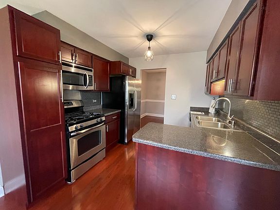 2nd image of 936 Surrey Dr Unit 2AL