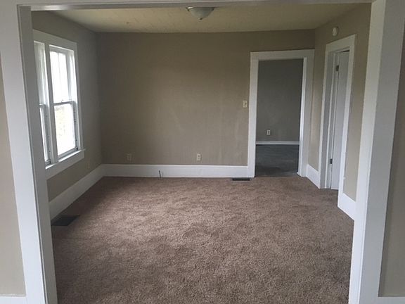 3rd image of 2111 E Myrtle Ave