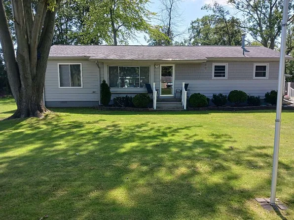 125 Maple Ave, Harsens Island, MI 48028