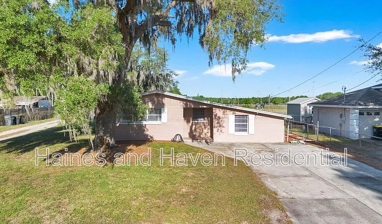 218 Dennis Ave — Photo 2