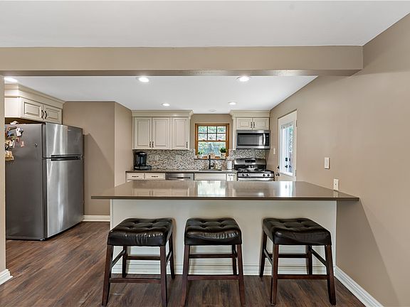 5th image of 652 Fernhill Ave