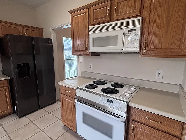 256 Crest Lake Dr — Photo 2