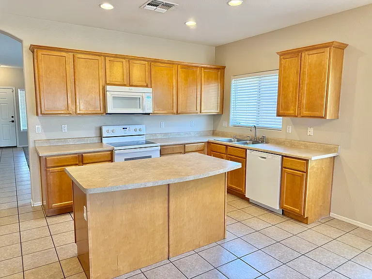 11830 W Washington St — Photo 3