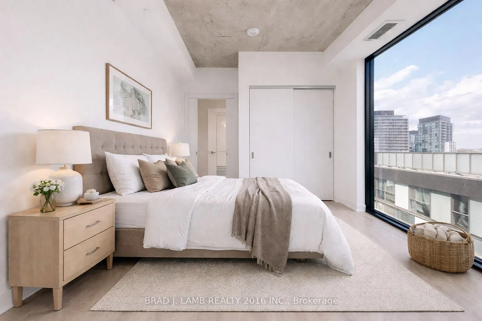 284 King St E — Photo 3