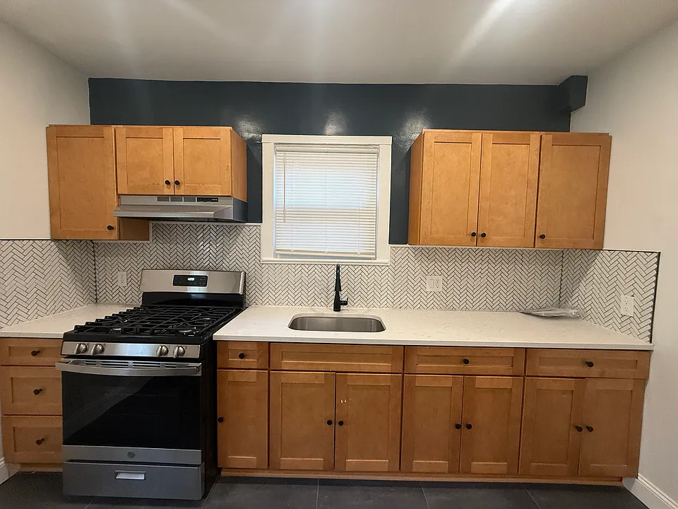 27 Lyndhurst St #1