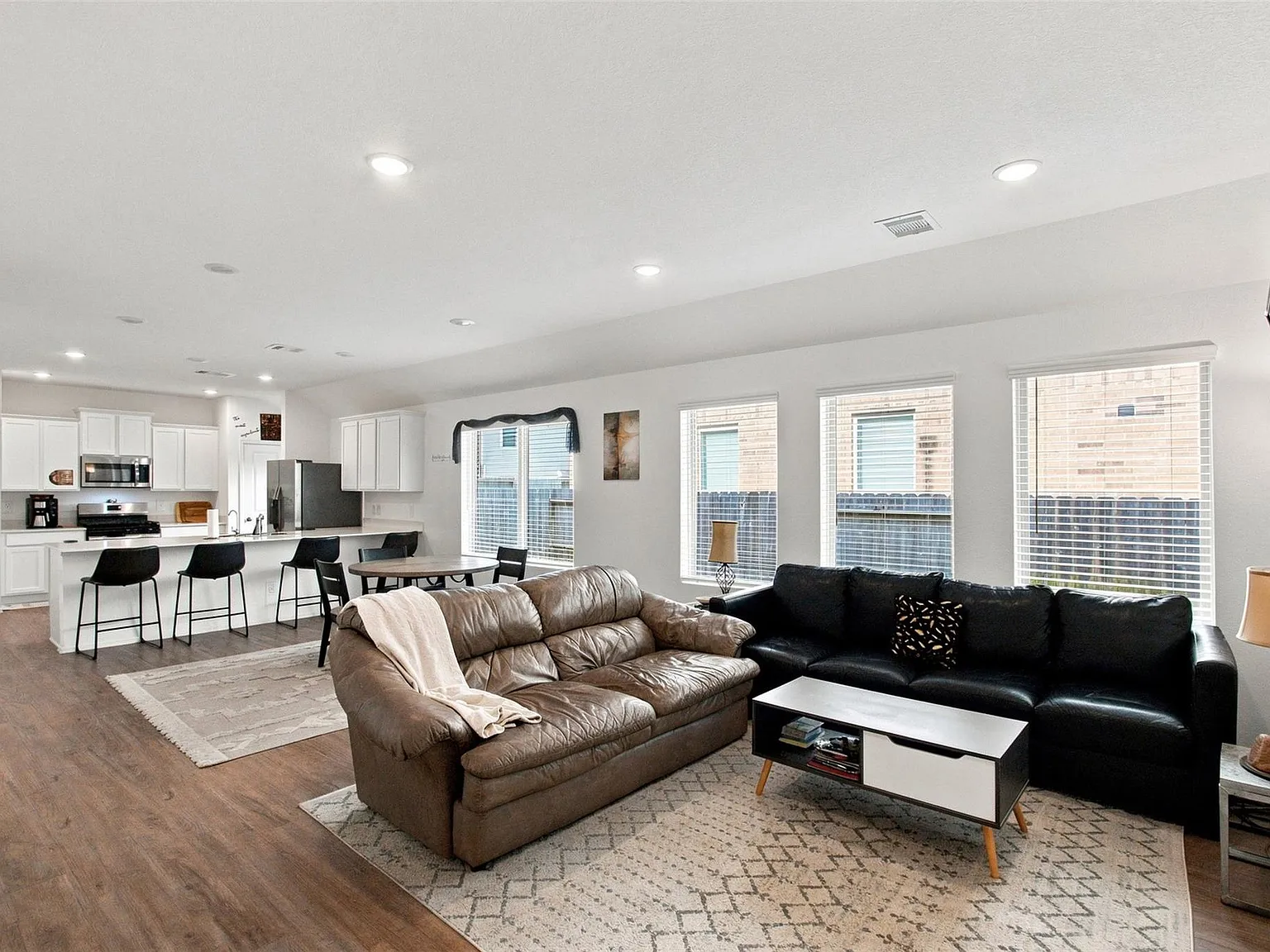 3 bed, 2.0 bath, 1701 sqft, $2,100 — Photo 2