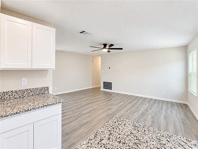 3 bed, 2.0 bath, 1178 sqft, $2,100 — Photo 4