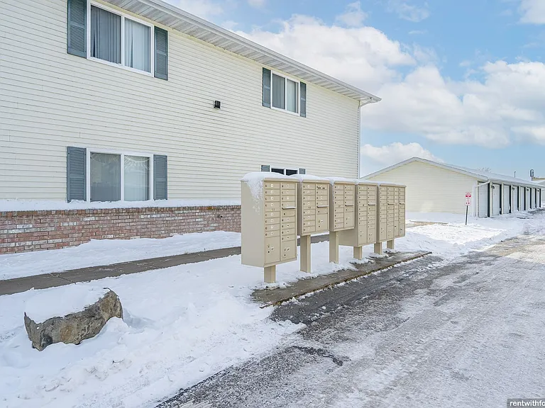 115 Knaup Dr — Photo 10